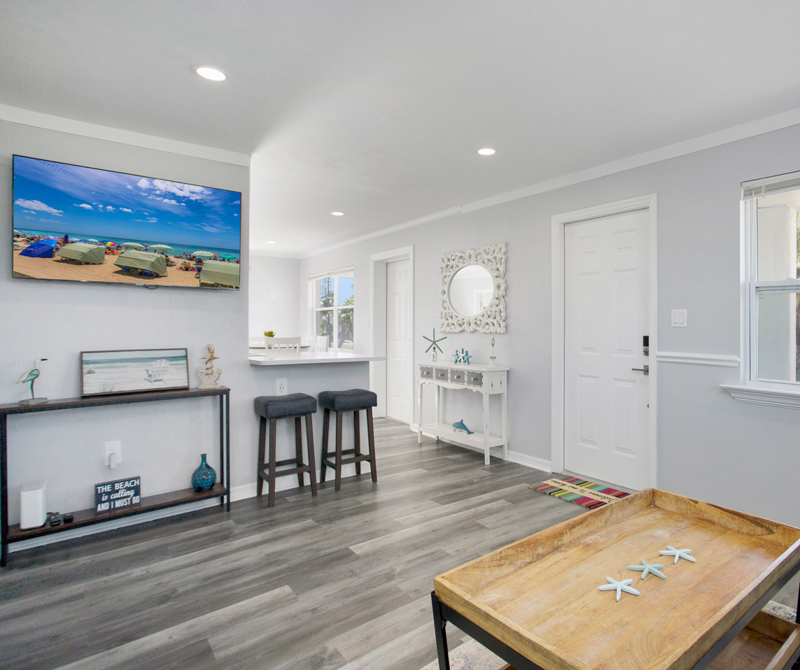 Ocean Bike Cottage — Bike to Beach, Hot Tub, Back Deck & Outdoor Dining