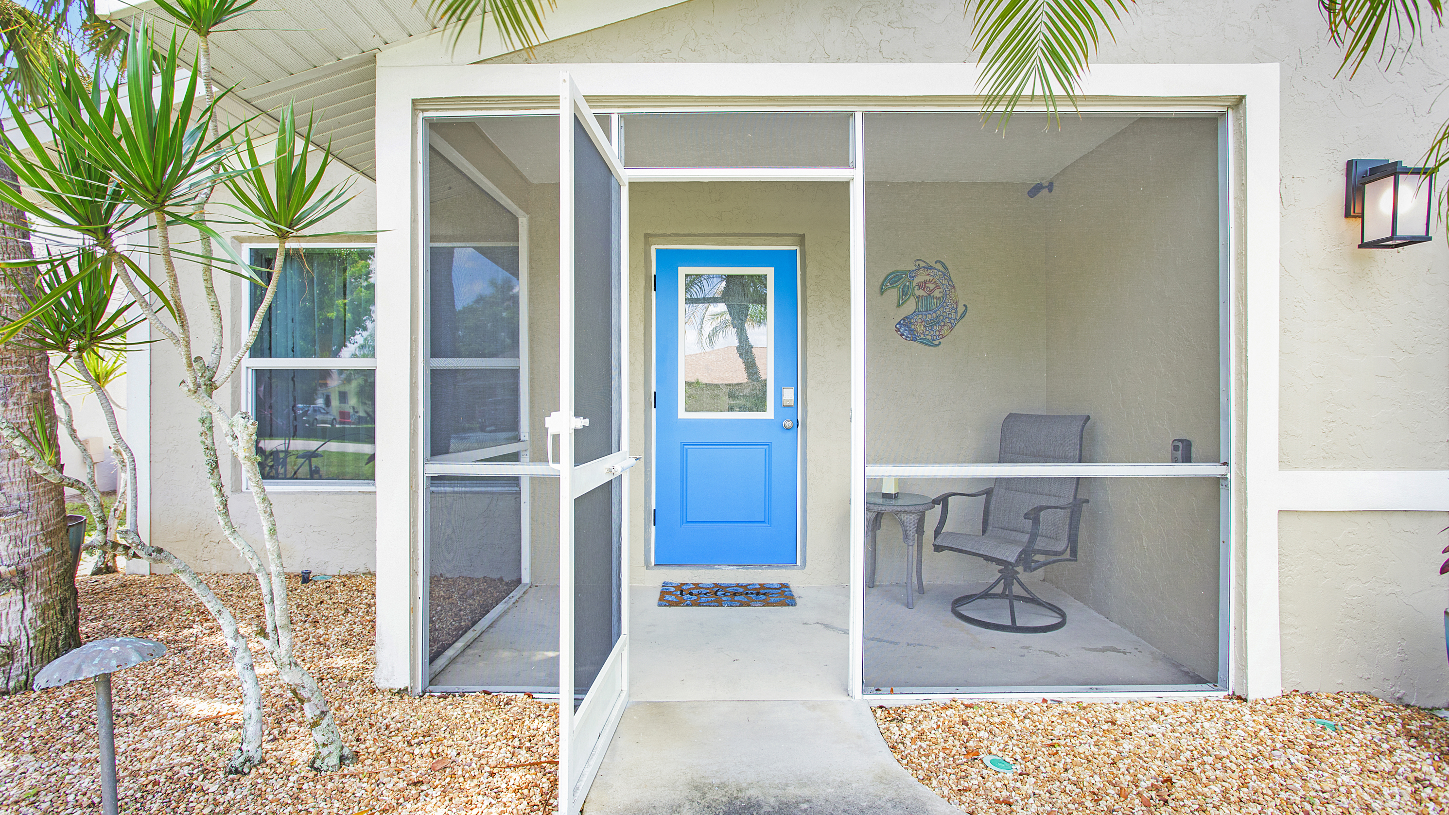 Three Palms Getaway — Bike to Vanderbilt Beach, Screened Lanai & Grill, Near Mercato