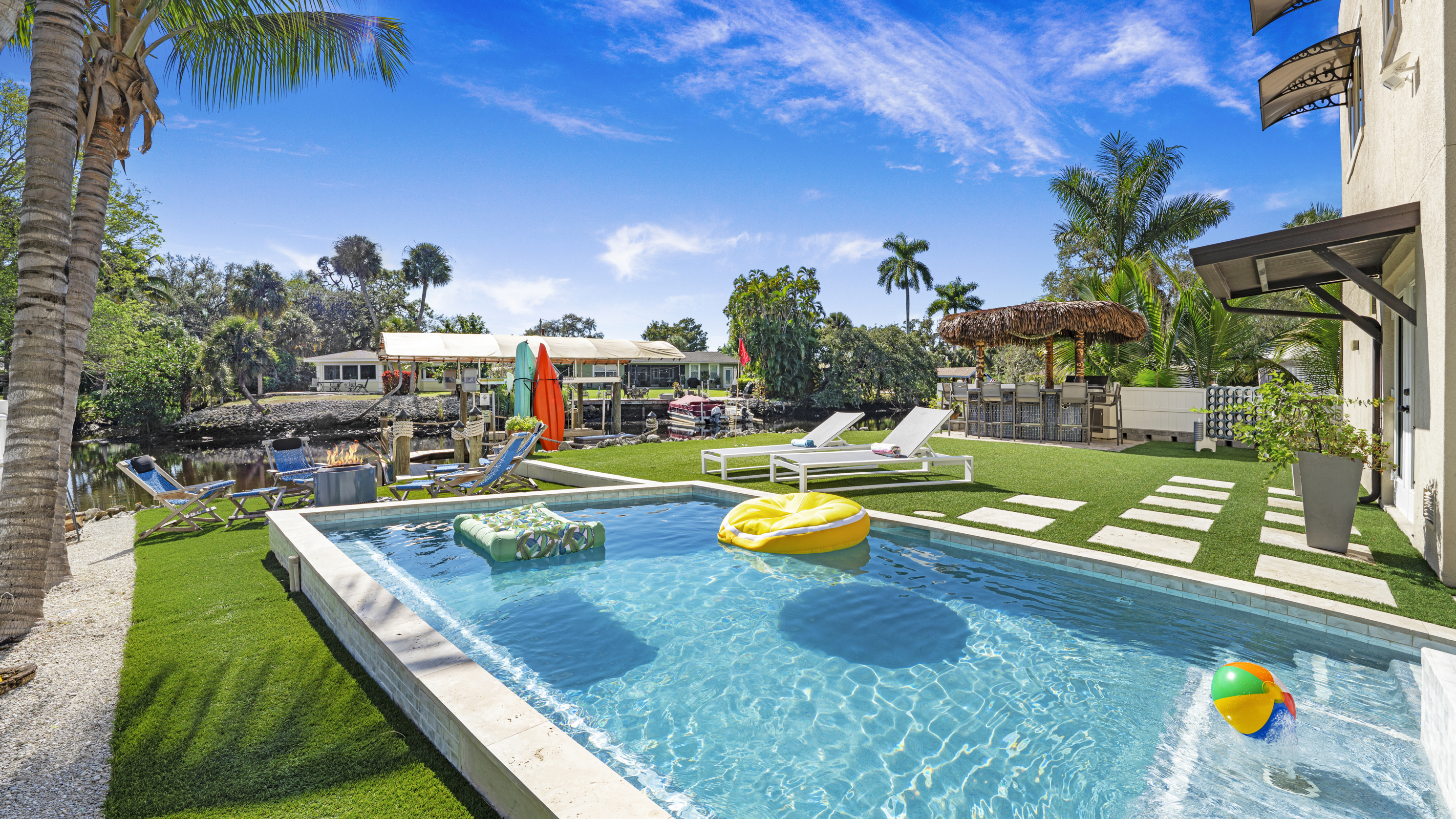 Waterfront Tiki House — Gulf Access, Heated Pool, Spa, Outdoor Tiki Bar & TV