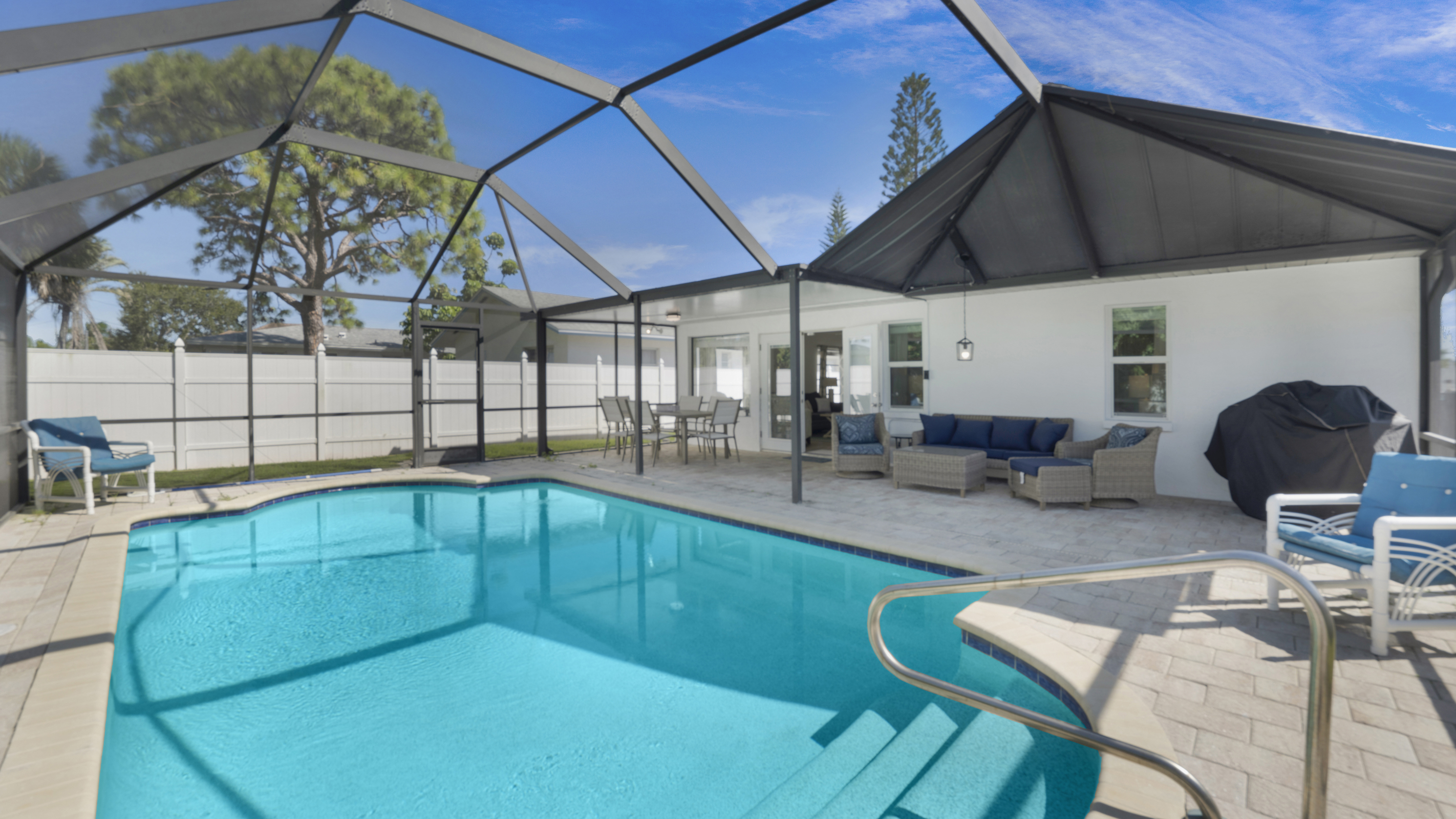 Saltwater Shores Retreat — Saltwater Pool, Walk to Beach, Sleeps 9